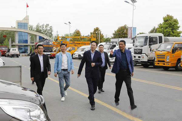 考察組一行參觀程力新能源車(chē)生產(chǎn)線